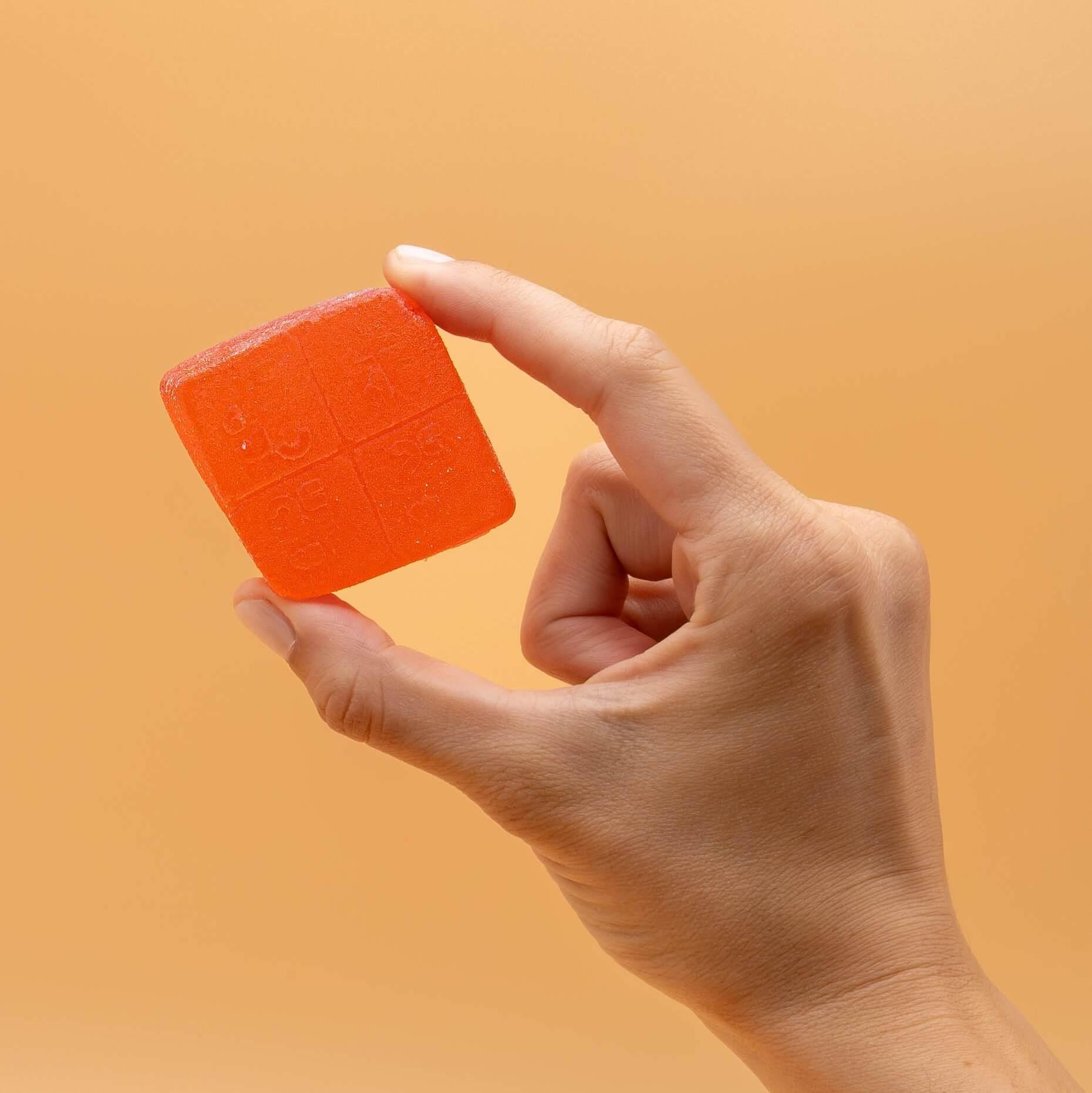 peak gummy in hands